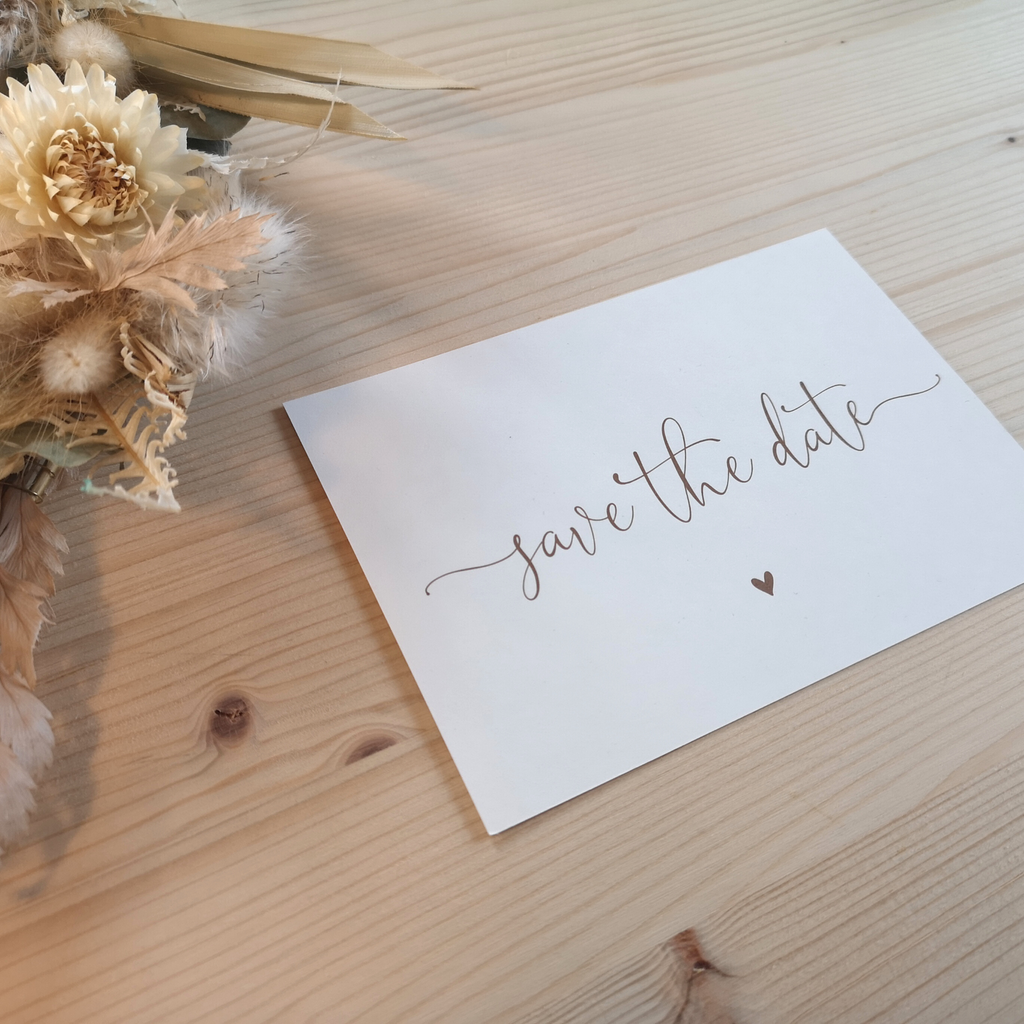 Postkarte mit Schriftzug Save the Date und kleinem goldenen Herz